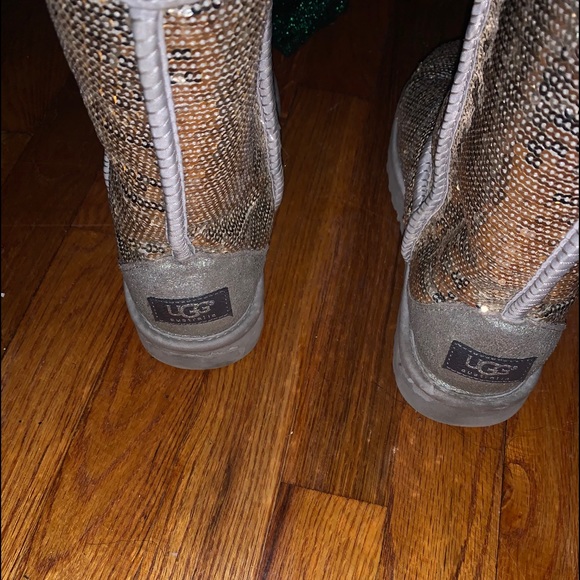 Women’s size 7 grey sequins Ugg’s - Picture 2 of 3